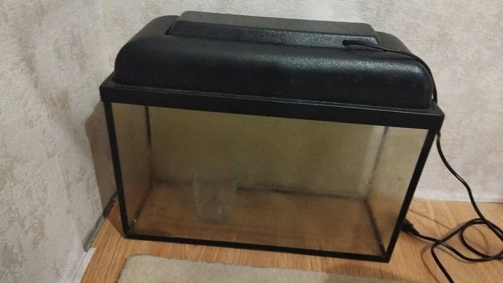Продам аквариум заводской 15л
