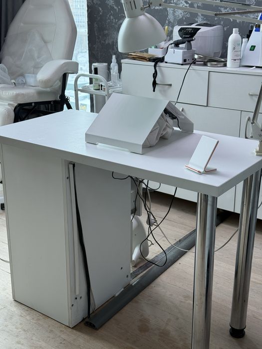 Маникюрный стол , полный комплект .