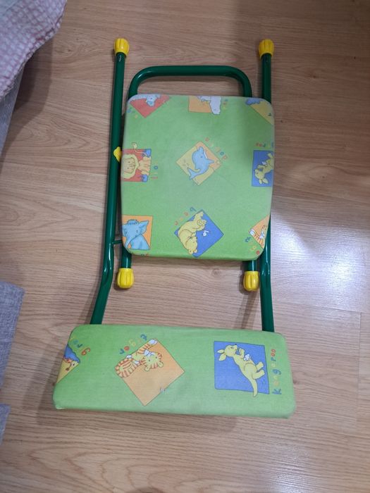 Срочно продам  детский стол для уроков. .