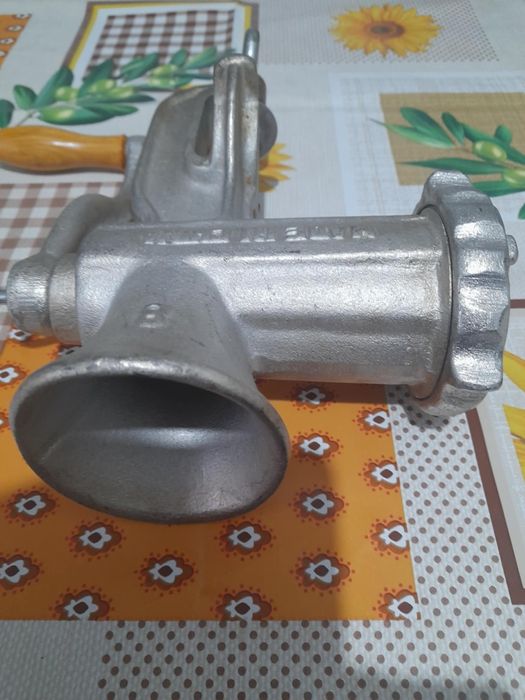 Mașină de tocat carne gri