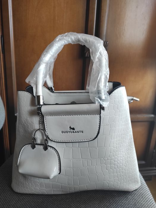 Geantă alba de damă elegantă.