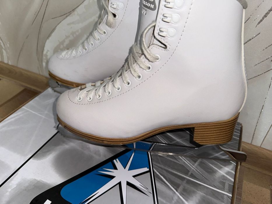 Продам фигурные коньки