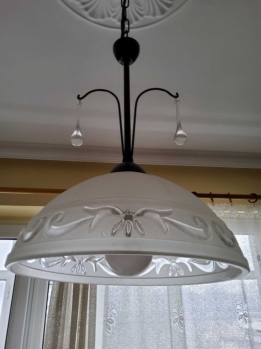 Атрактивна лампа за таван