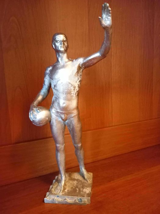 продам статую ссср. ватерполист. 22 см.  силумин.