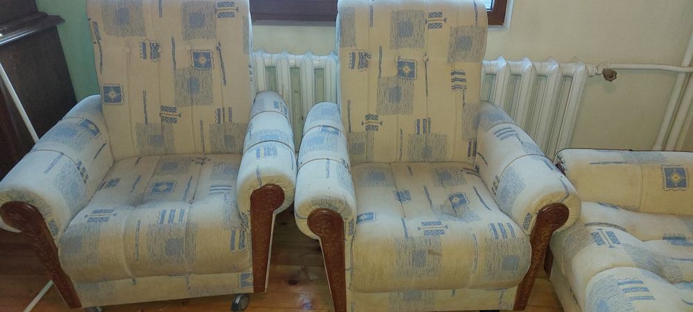 Продавам Холна гар  нитура-3 и 2 дивани,2 бр.фотьоли,2 бр.Табуретки.
