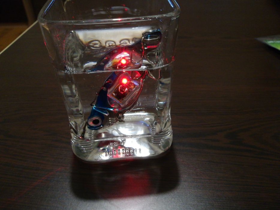 Воблер с вибрация и лед светлина