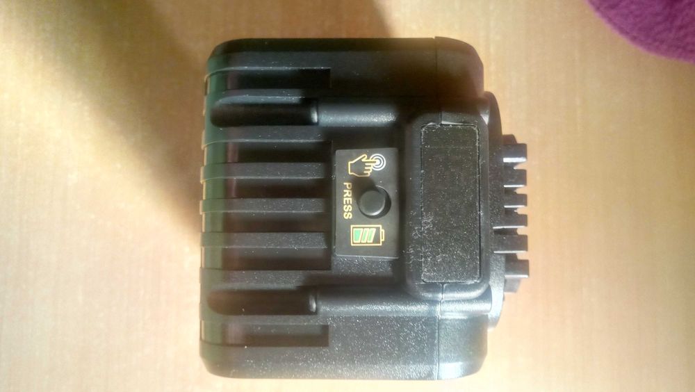 Продавам батерия dewalt 9 ah