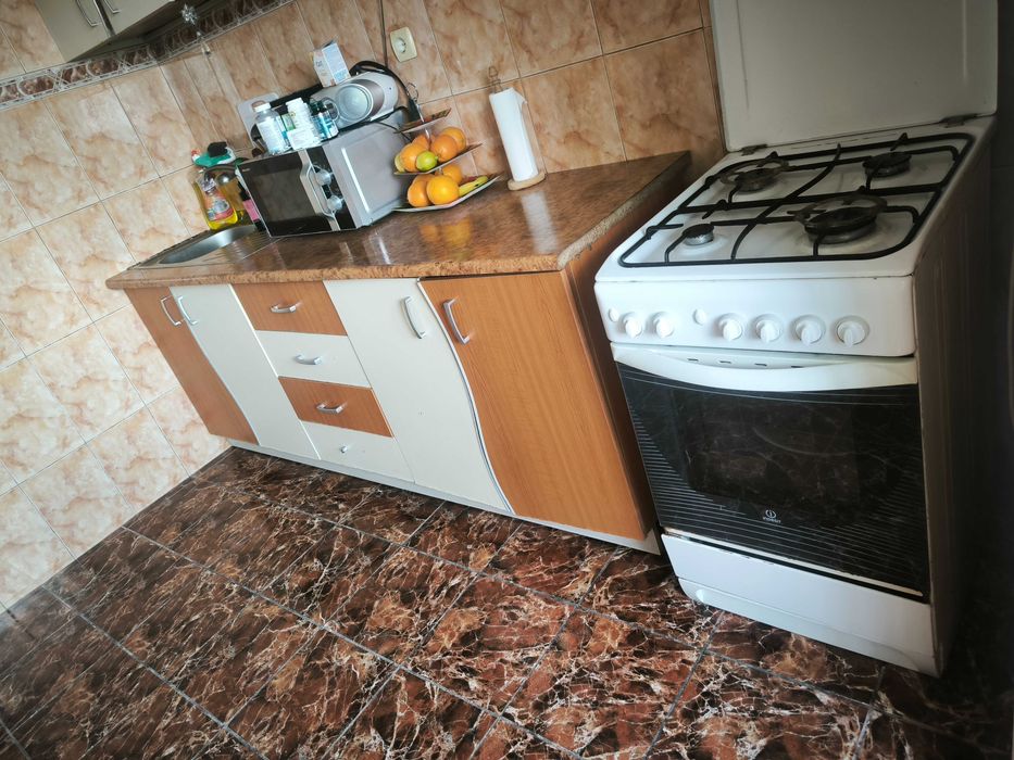 Vând mobila second-hand bucatarie plus aragaz, hota și chiuveta