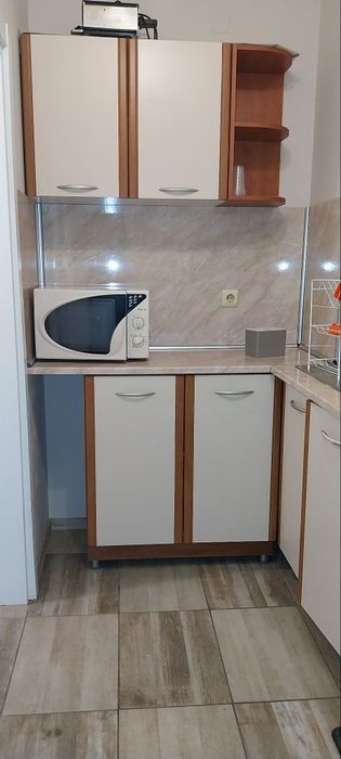 Кухня с гръб, плот, мивка, 4 кухненски стола