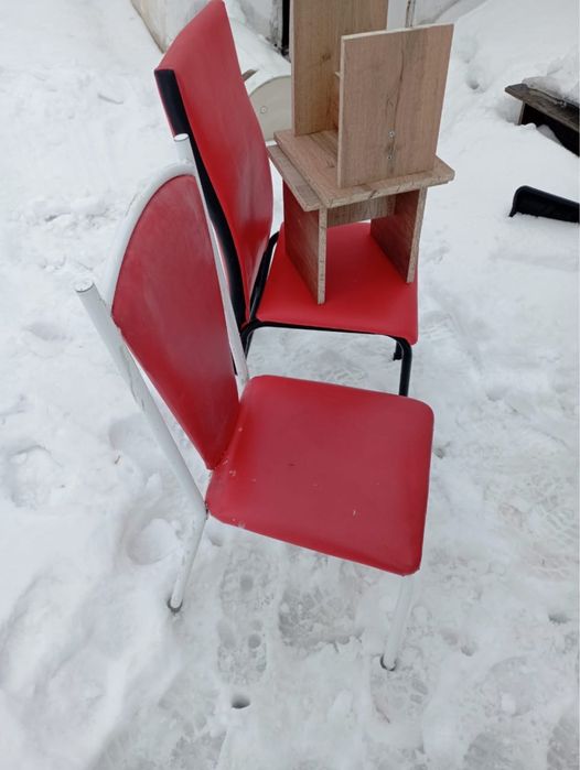 Продам красные стулья