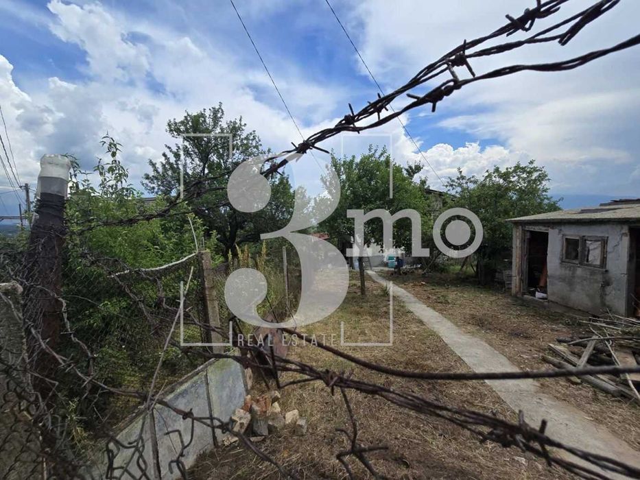 “3mo” продава реновирана къща, находяща се в гр. Нови Искър, местност Ласка