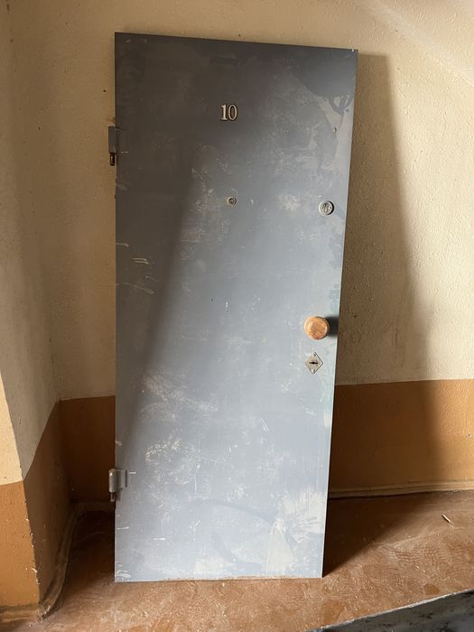 Srochno baqvat eshik sotiladi