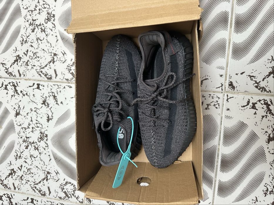 Adidasi yeezy.