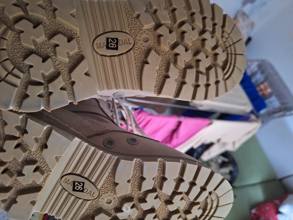 Vând bocanci combat