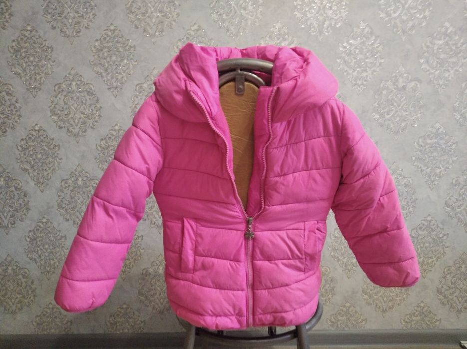Продам демисезонную куртку для девочки.