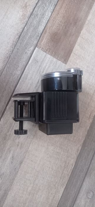 Hrănitor automat pentru pești