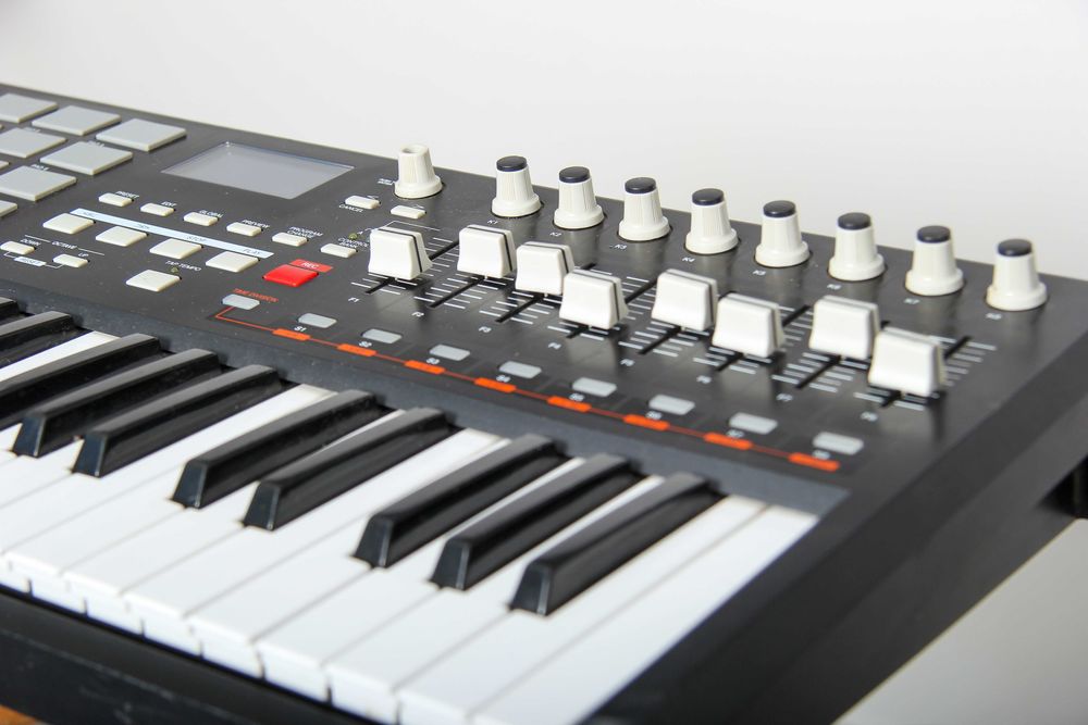 AKAI Professional MPK 49 - Claviatură MIDI Profesională