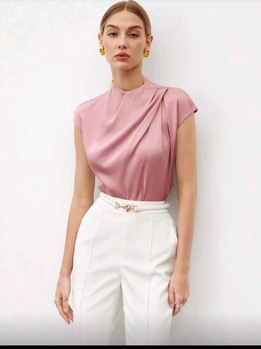 Дамски топ с обло деколте и ръкави