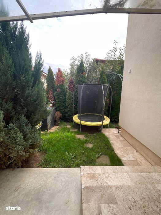 Casă modernă tip triplex, unitate de capăt