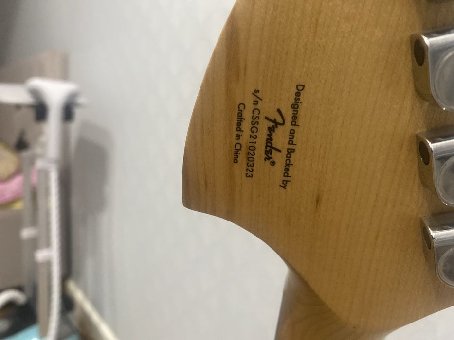 Продается гитара Squier Stratocaster 2в1