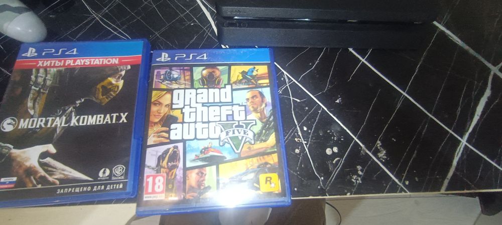 Продам ps 4 в отличном состоянии