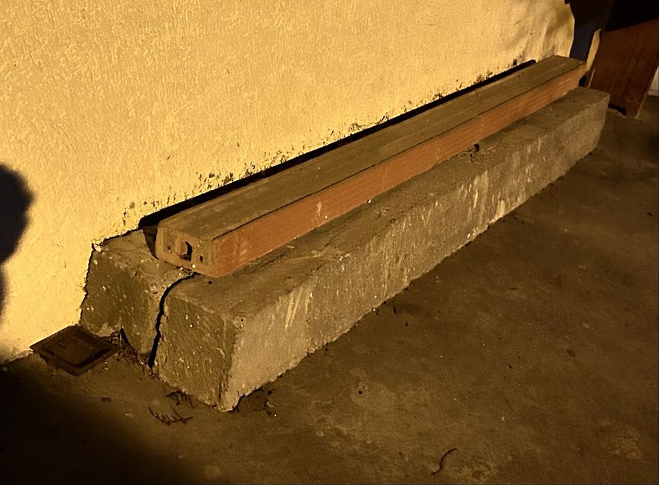 Donez doua grinzi din beton