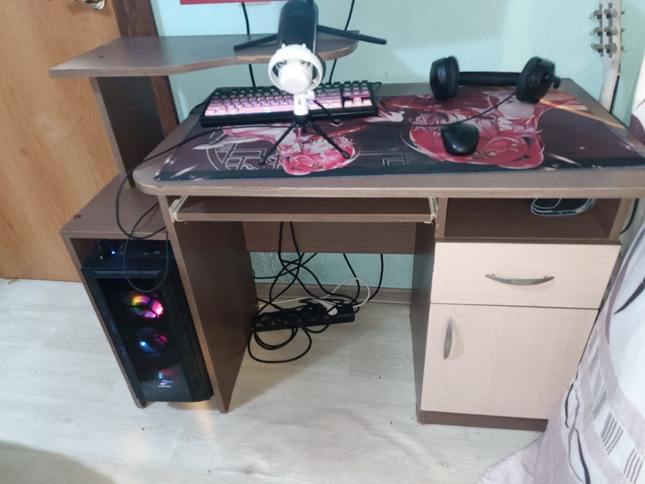 Компьютерный/ письменный стол с полочками б/у