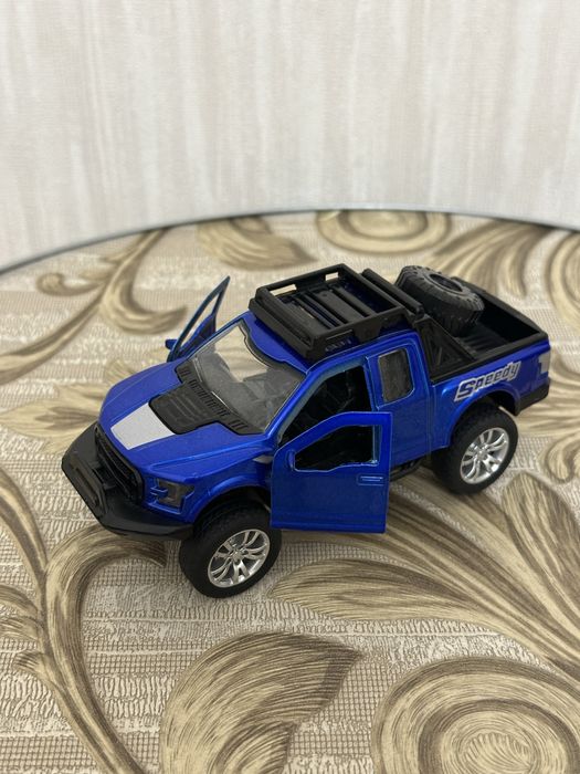 Моделька машины Джип