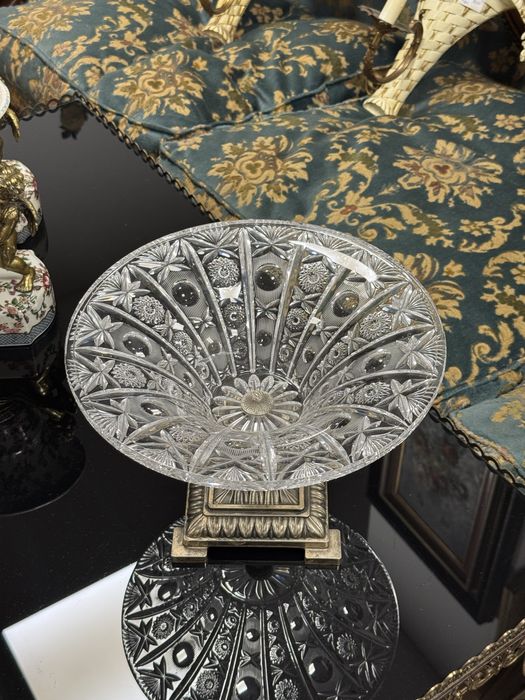 Fructiera deosebita din cristal cu picior din bronz argintat