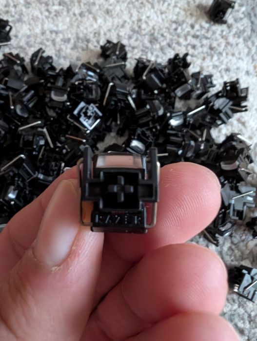 Vand switchuri originale Razer black si red