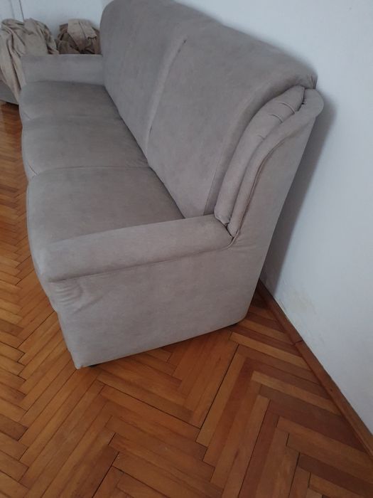 Vând o canapea mare