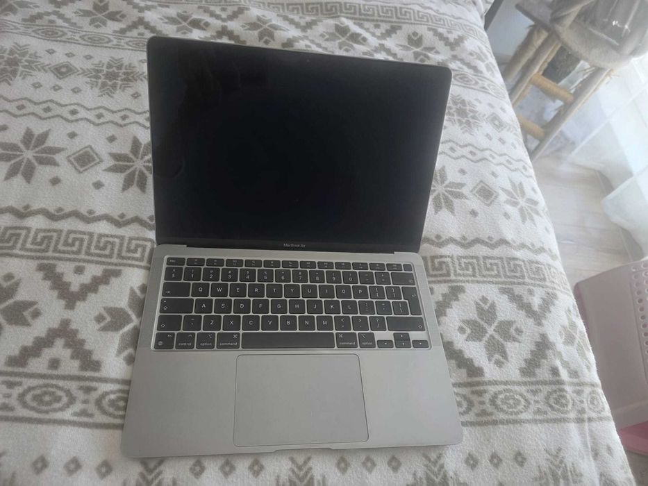 MacBook Air 13-inch,Apple M1 , 8 CPU si 7 nuclee GPU, 8GB, 256GB