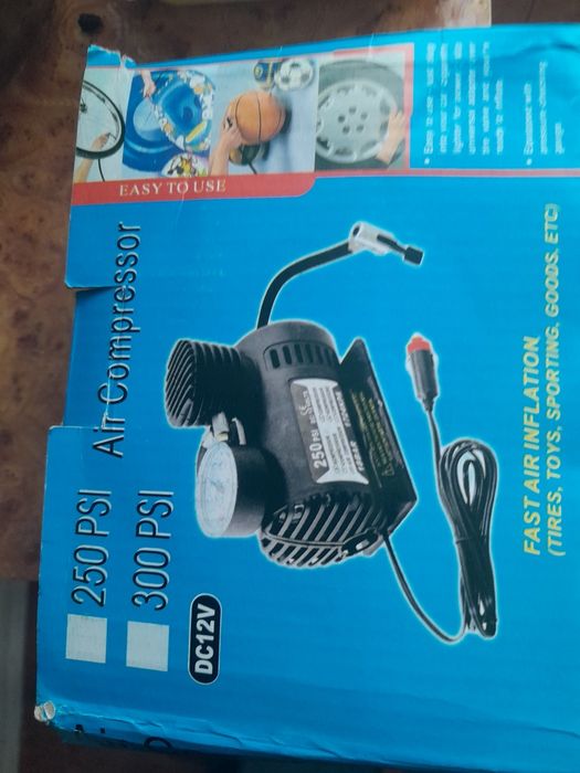 Vând compresor auto 12v alimentare la bricheta de la mașină 60 lei