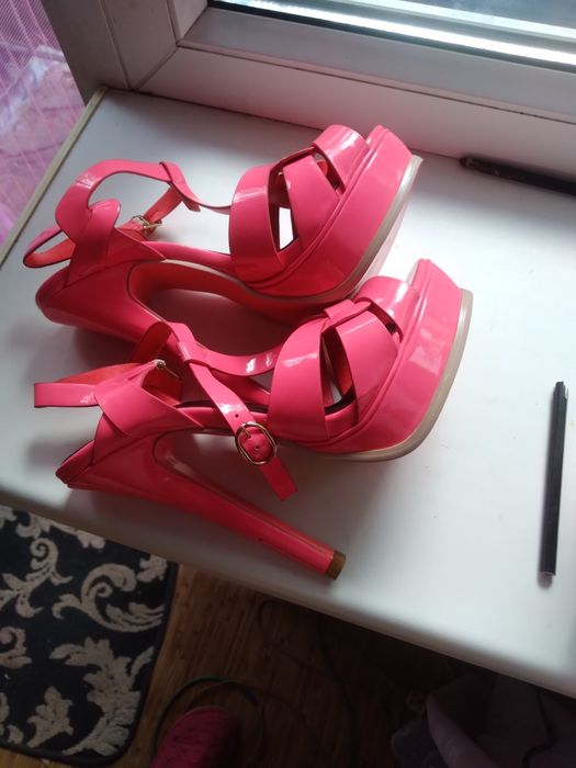 Продаю новые босоножки