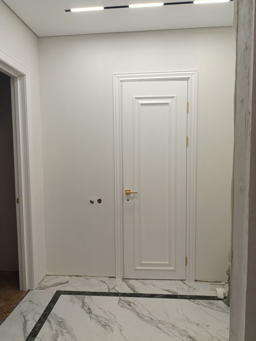 Поклейка обоев ,и покраска стен,установка плинтуса