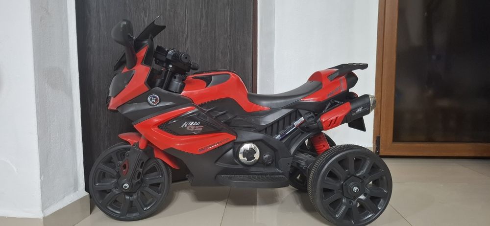 Vând motocicletă electrică