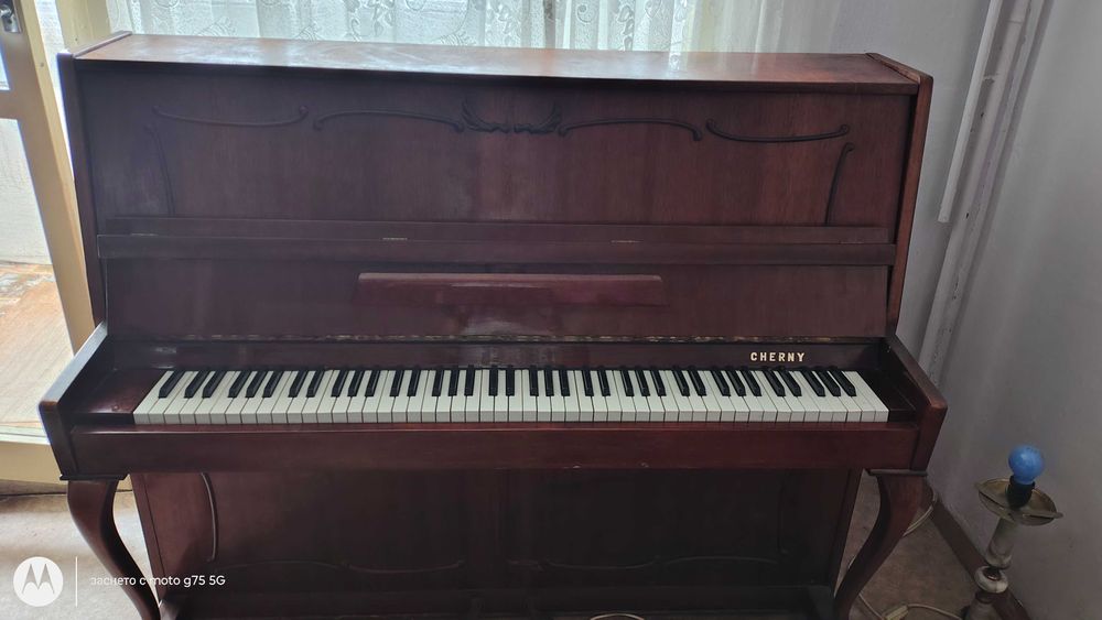 Пиано Cherny - ПОДАРЯВА СЕ !!!