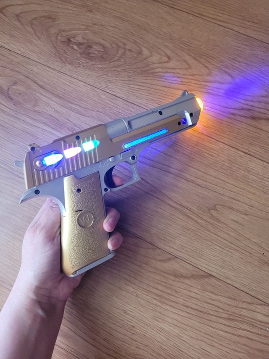 Игрушки для мальчика (автомат и пистолеты)