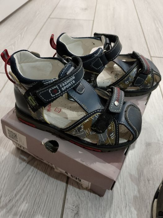 Продам детскую обувь