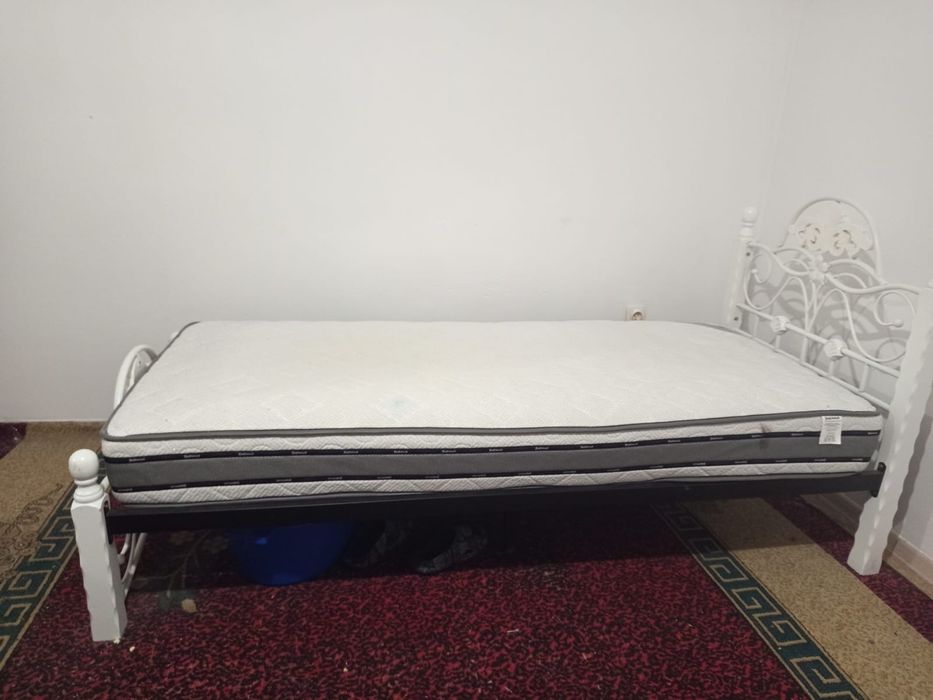 Кровать с матрасом в отличном состоянии