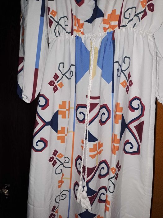 Дълга дамска рокля с етно мотиви