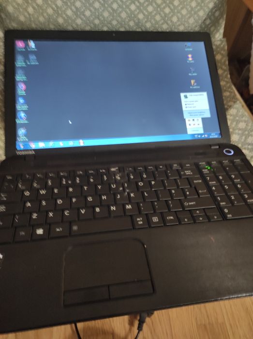 Vând laptop Toshiba cu Volan și pedale ptr jocuri.