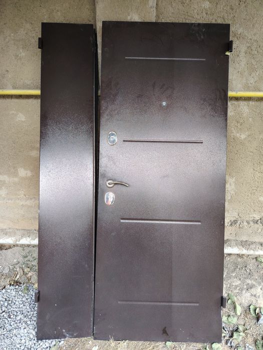 Үйдің сыртқы есігі сатылалы