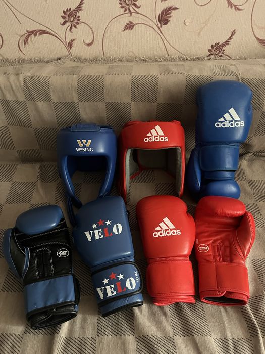 Боксёрский шлем и перчатки