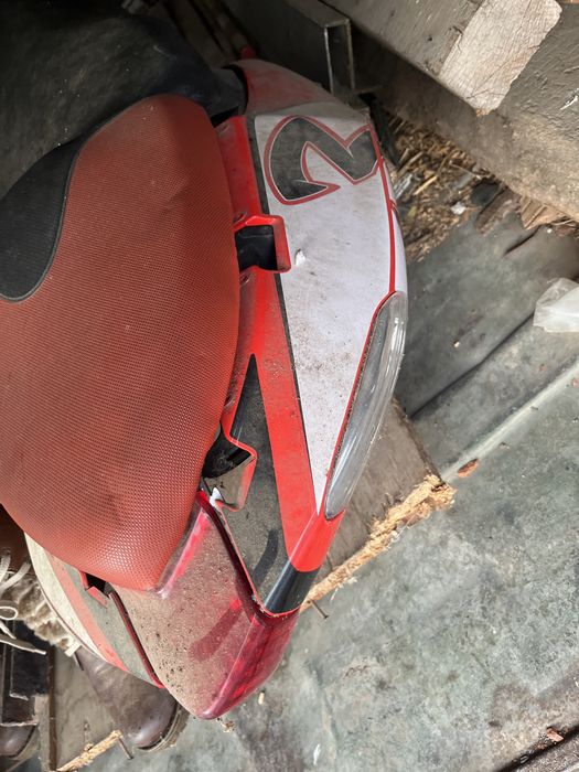 Продавам седалка с две странични пластмаси и стоп от Априлиа Ср