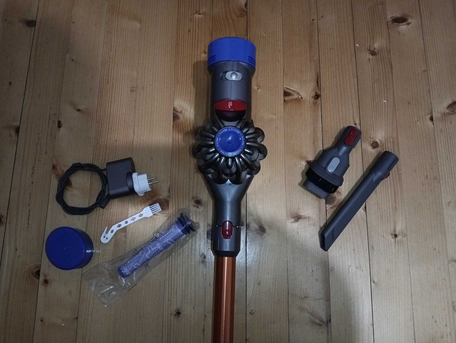 Много добра прахосмукачка Dyson V8 с нова батерия и аксесоари