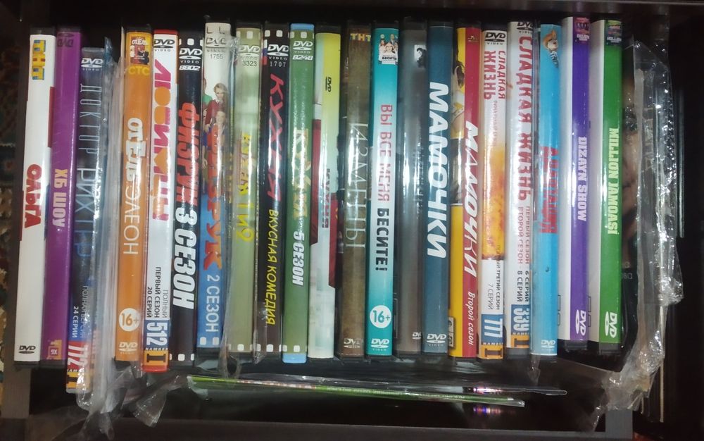 Диски с фильмами, сериалами и развлекательными шоу