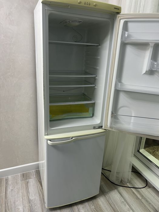Холодильник Samsung двухкамерный 50200