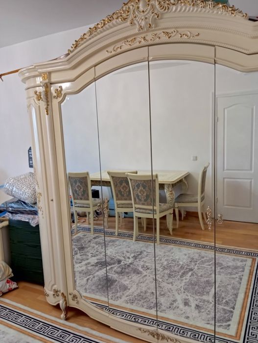 Шкаф для одежды,комод с зеркалом,2 тумбочки