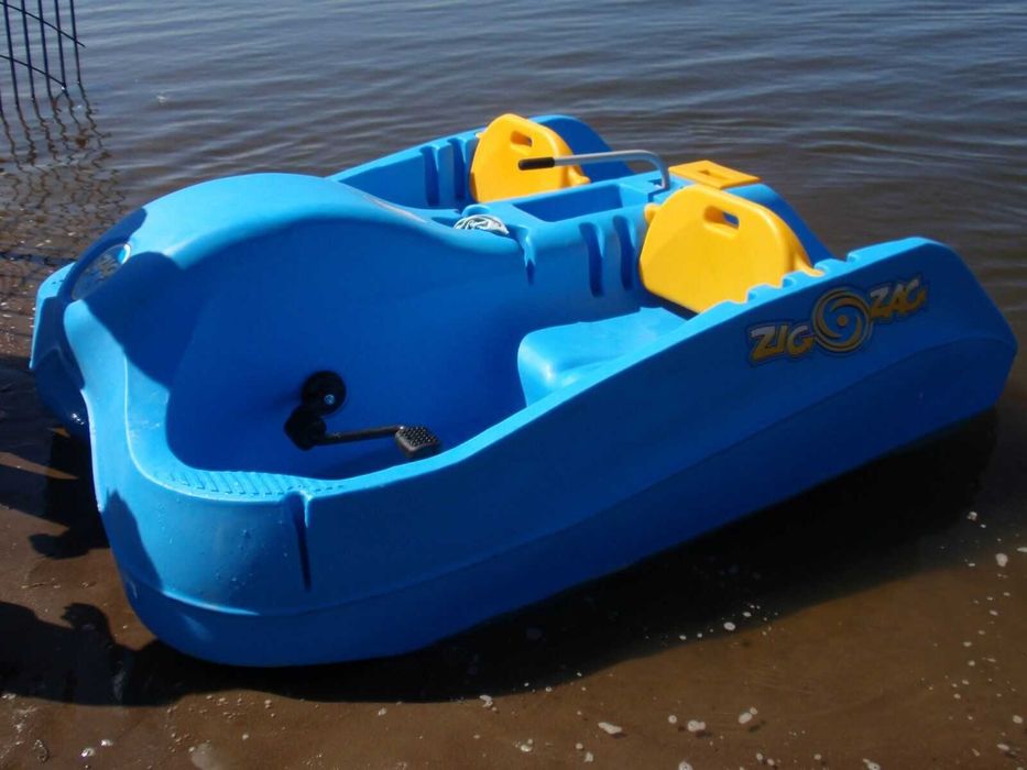 Водный велопед,прогулочный катамаран, двухкорпусное судно.